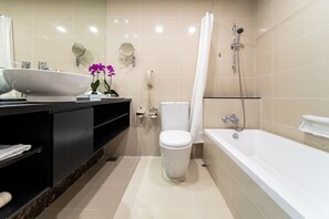 Free toiletries, hair dryer, slippers, towels - Hotel Royal Queens (Singapore)