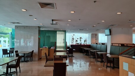 Hotel Royal Queens - Image 1