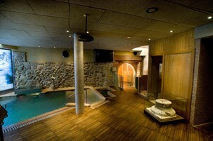 Salas de tratamientos para parejas, sauna, bañera de hidromasaje 