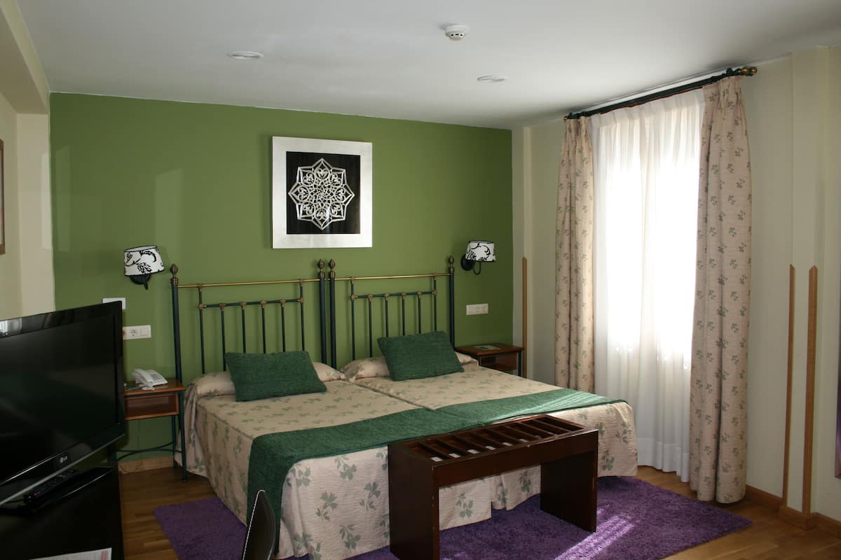 Roupas de cama premium, cofres nos quartos, escrivaninha