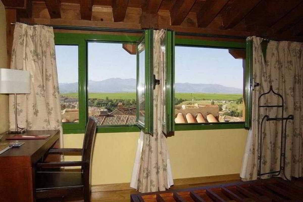 Roupas de cama premium, cofres nos quartos, escrivaninha