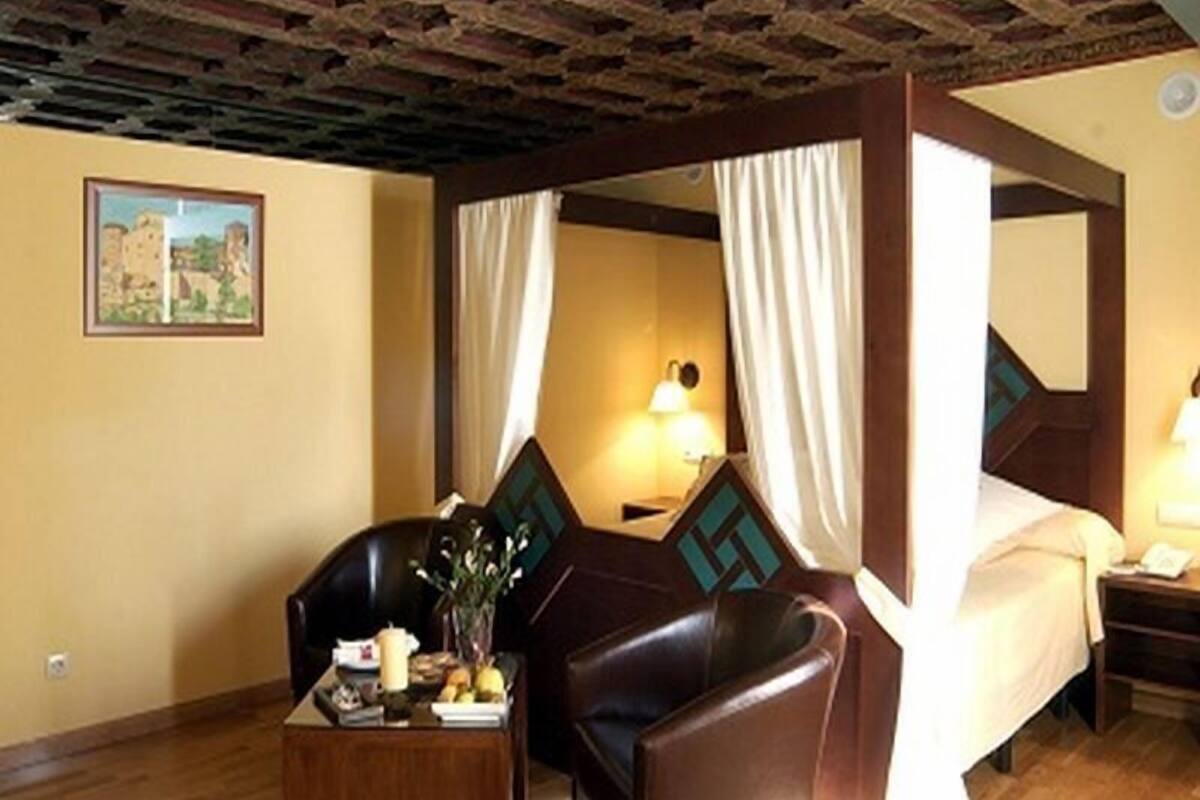 Roupas de cama premium, cofres nos quartos, escrivaninha
