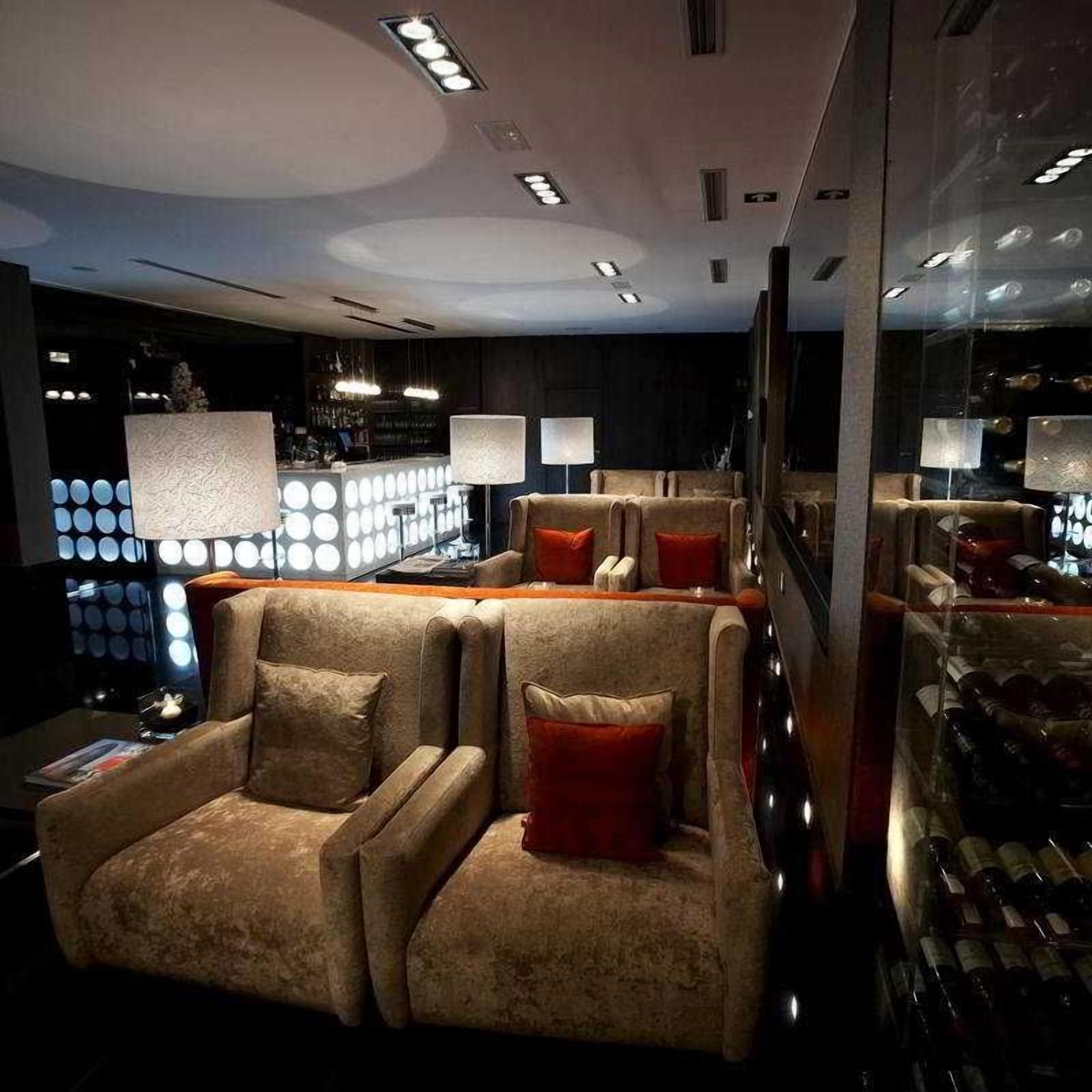 Un interior moderno con asientos y una zona de bar.