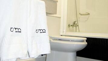 Tek Büyük Yataklı Oda | Banyo | Ücretsiz banyo/kozmetik ürünleri, saç kurutma makinesi, havlu