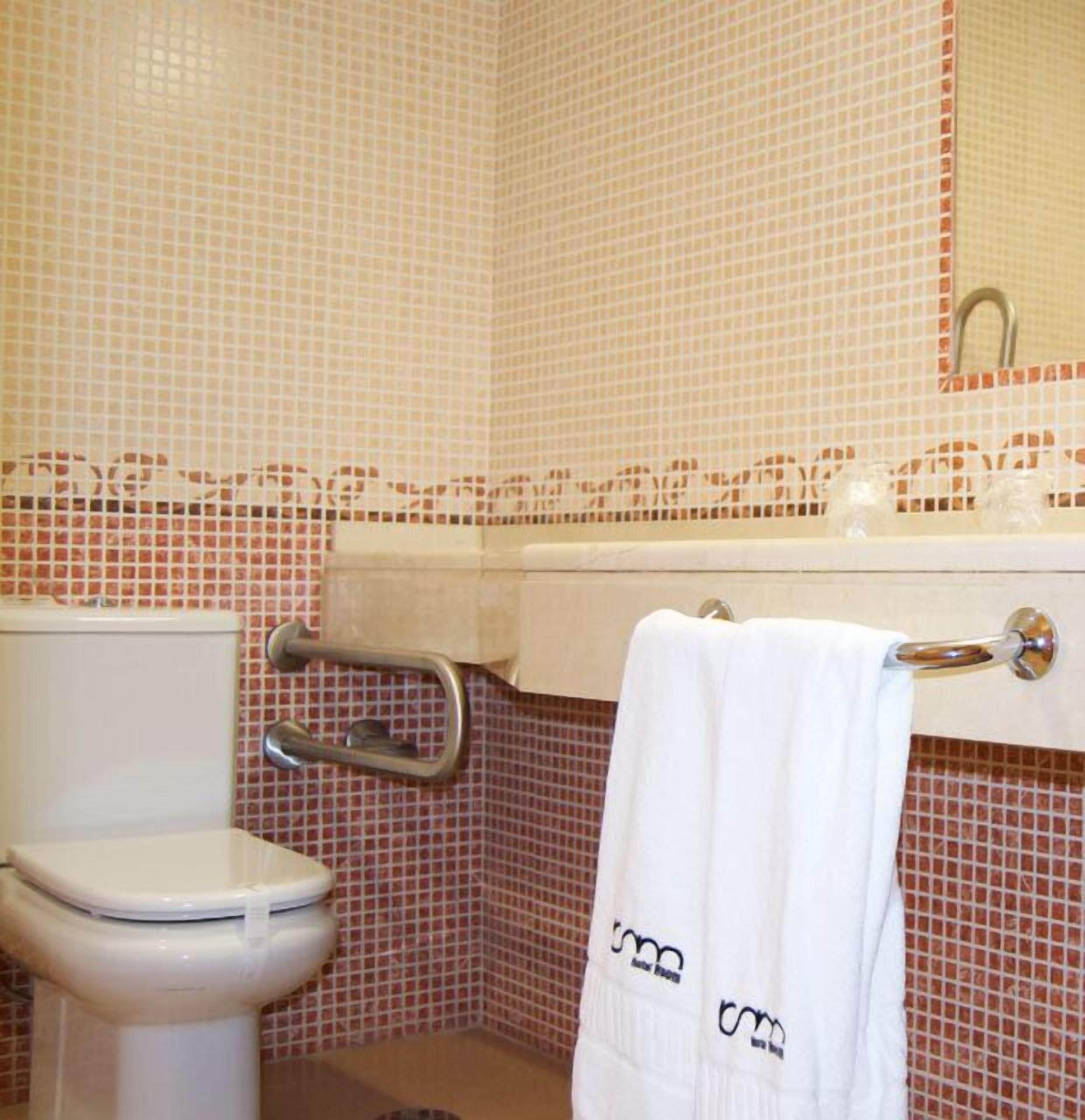 double room | bathroom | free toiletries, hair dryer, towels