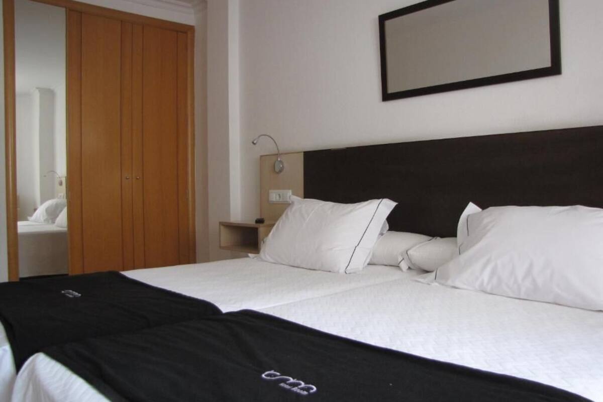 مكتب ومكواة/لوح كي وأسرّة أطفال/رضّع (مجانًا) وواي فاي مجانًا