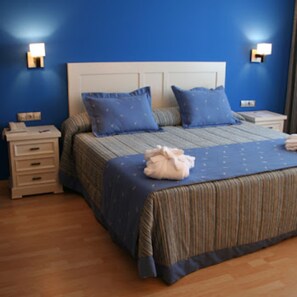 Hochwertige Bettwaren, kostenlose Minibar, Zimmersafe, Schreibtisch