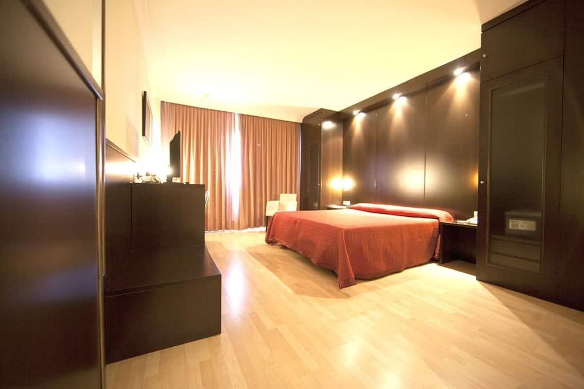 Premium bedding, free minibar, in-room safe, desk