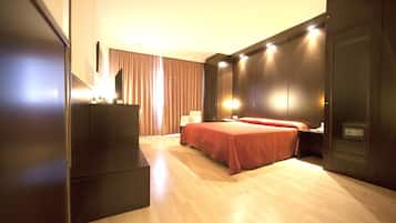 Premium bedding, free minibar, in-room safe, desk