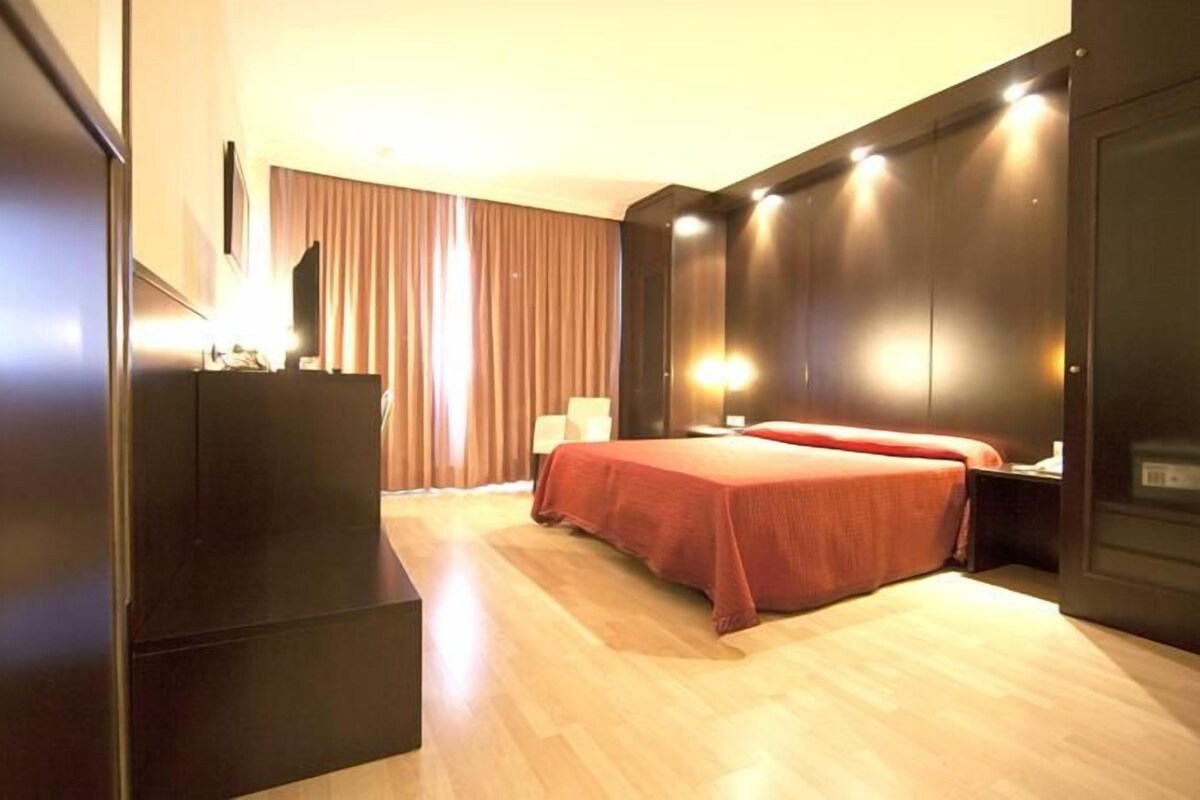 Premium bedding, free minibar, in-room safe, desk