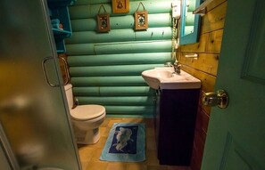 Cottage, 2 Bedrooms | Bathroom | Shower, free toiletries, hair dryer, towels