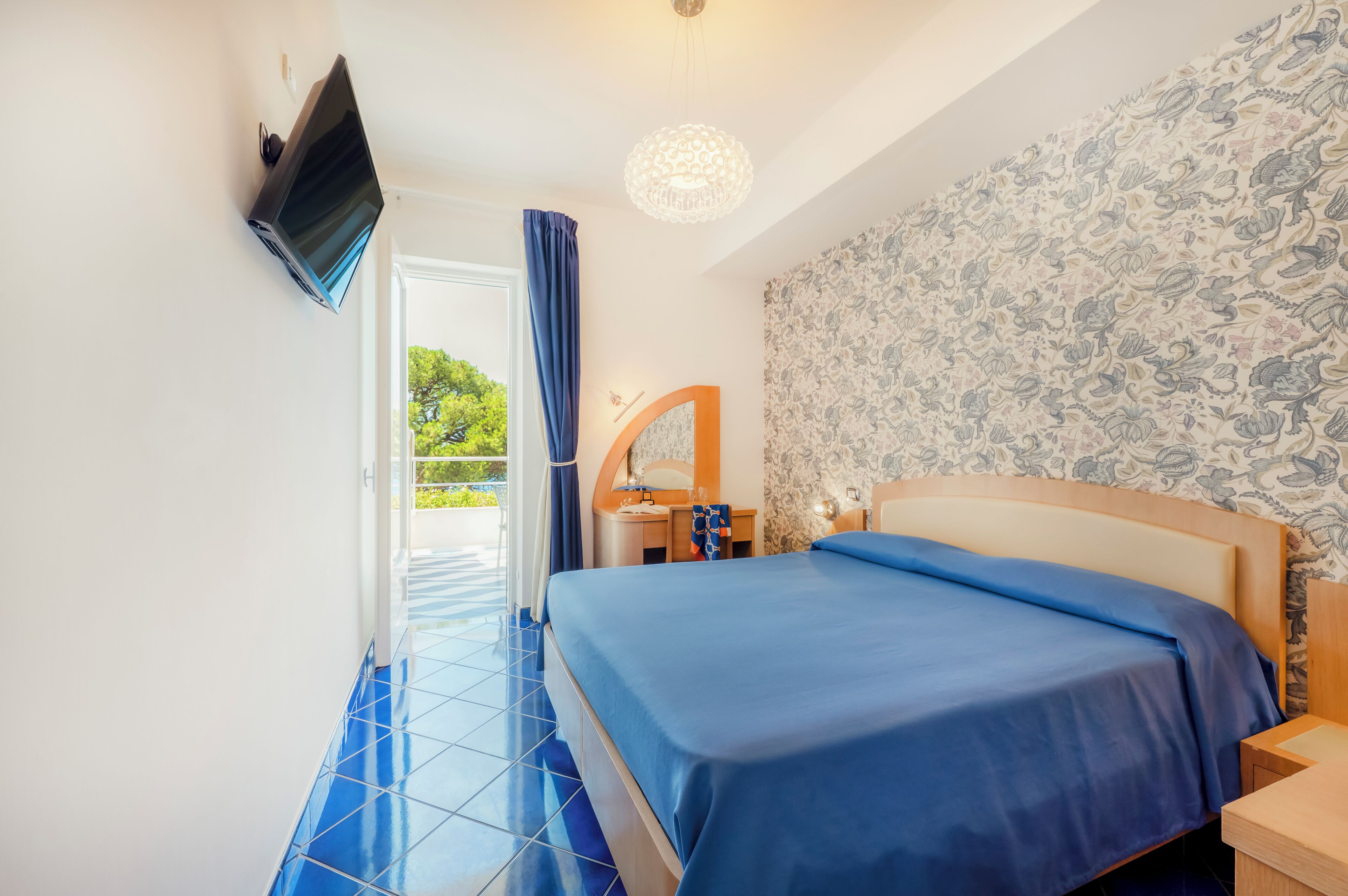 Klassieke tweepersoonskamer, 1 queensize bed, balkon, uitzicht op zee | Luxe beddengoed, een minibar, een kluis op de kamer, een bureau