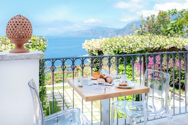 Café da manhã com buffet grátis todos os dias