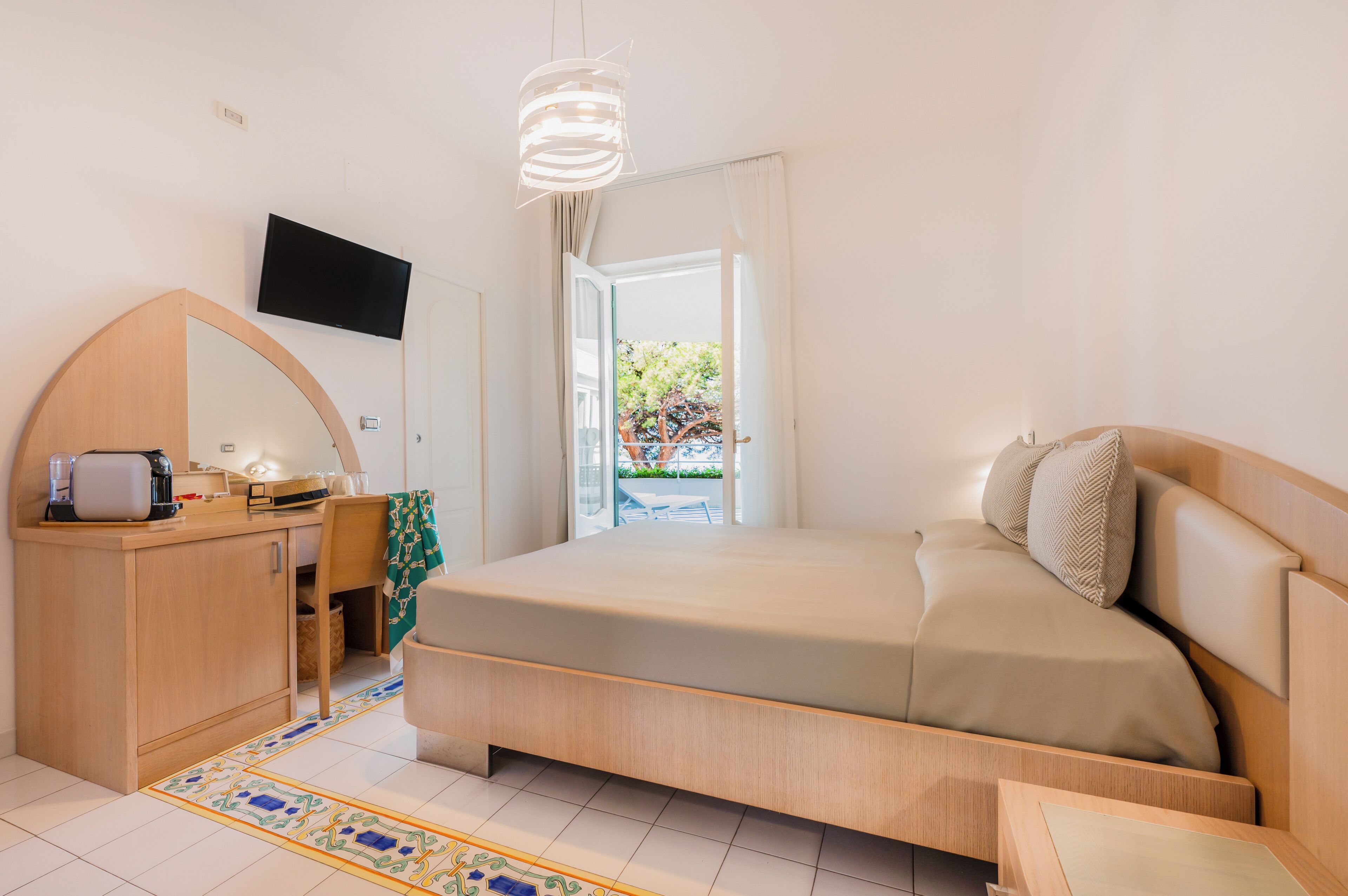 Superior kamer, 1 twee- of 2 eenpersoonsbedden, terras, uitzicht op zee | Luxe beddengoed, een minibar, een kluis op de kamer, een bureau