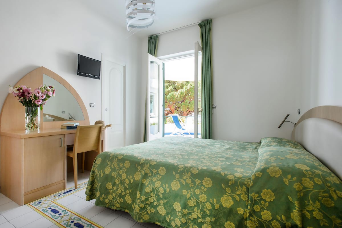 Kamar Double atau Twin Superior, balkon, pemandangan laut | Seprai premium, minibar, brankas, dan meja kerja