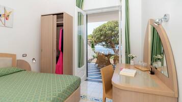 Tremannsrom, balkong, sjøutsikt | Sengetøy av topp kvalitet, minibar, safe på rommet og skrivebord