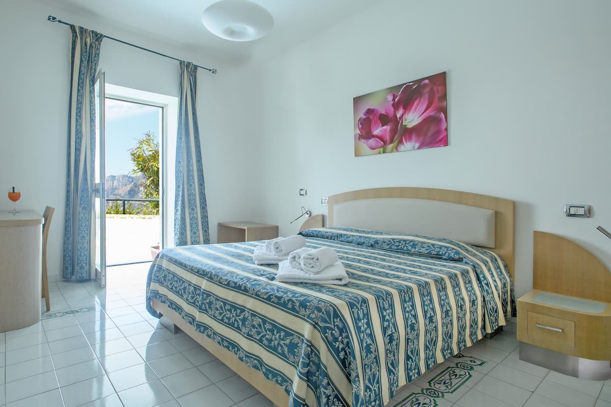 Kamar Double Klasik, pemandangan laut (shared terrace) | Seprai premium, minibar, brankas, dan meja kerja