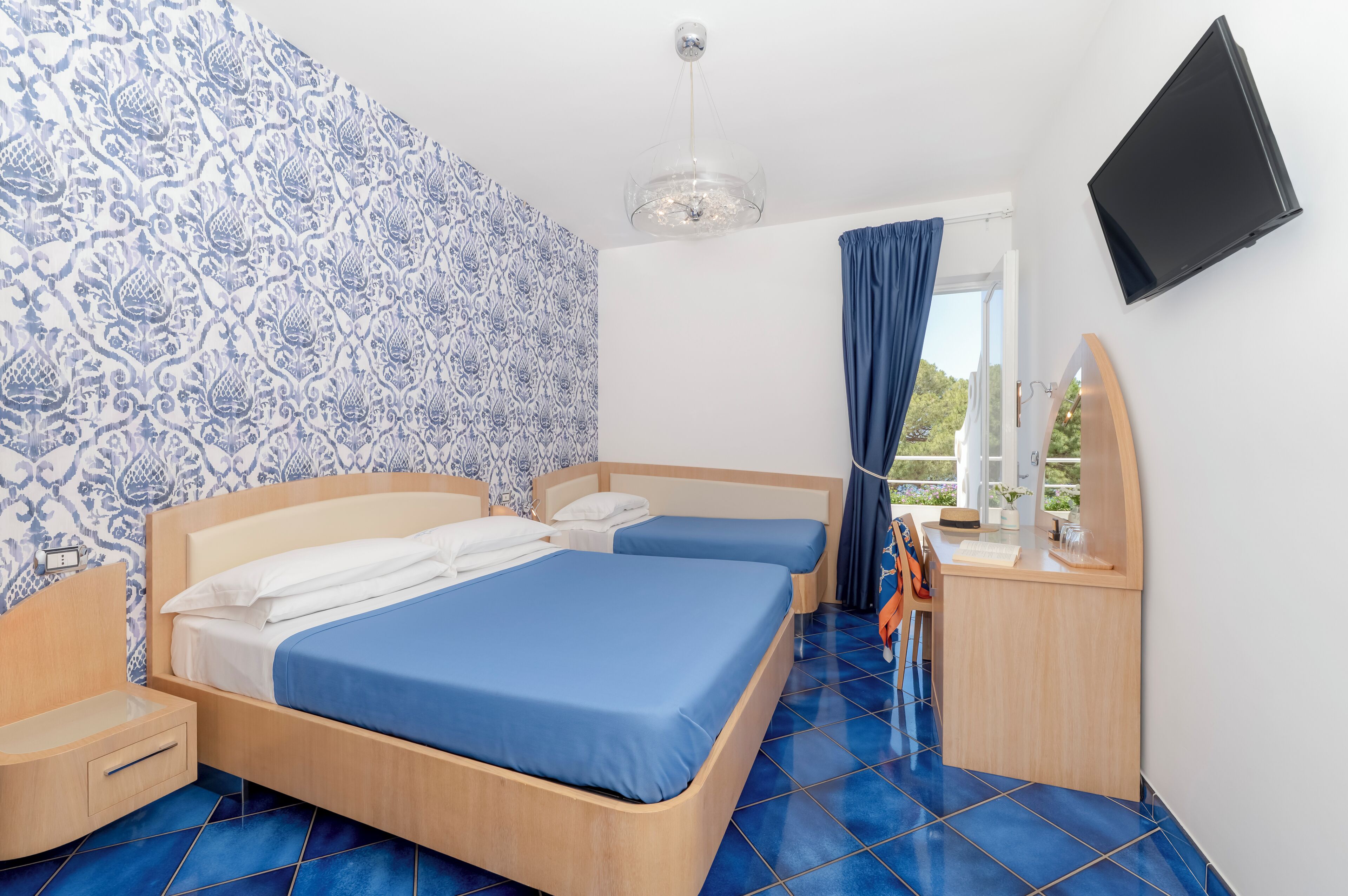 Driepersoonskamer, balkon, uitzicht op zee | Luxe beddengoed, een minibar, een kluis op de kamer, een bureau