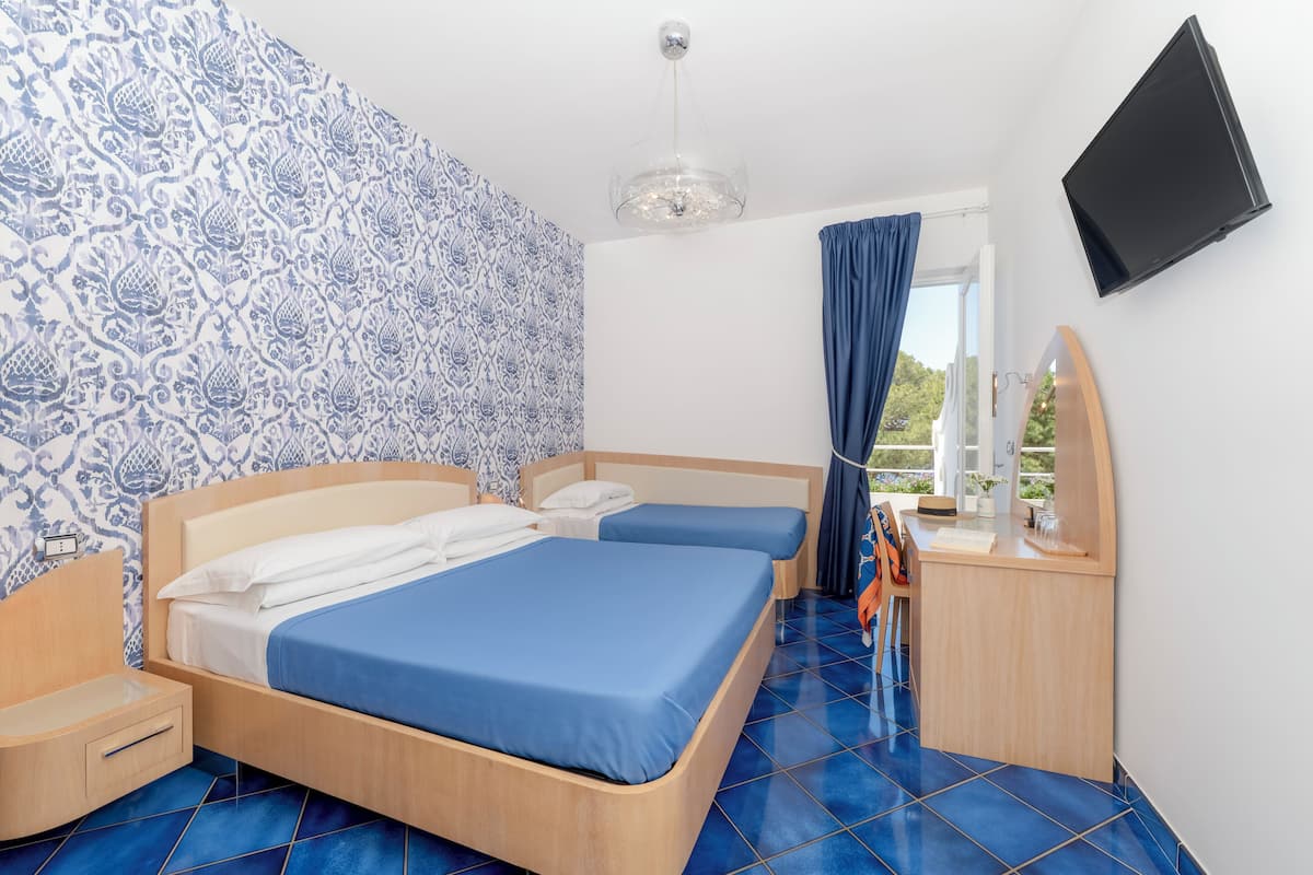 Driepersoonskamer, balkon, uitzicht op zee | Luxe beddengoed, een minibar, een kluis op de kamer, een bureau