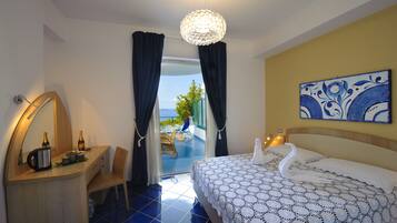 Habitación doble Deluxe, Terraza, vista al mar | Ropa de cama de alta calidad y minibar