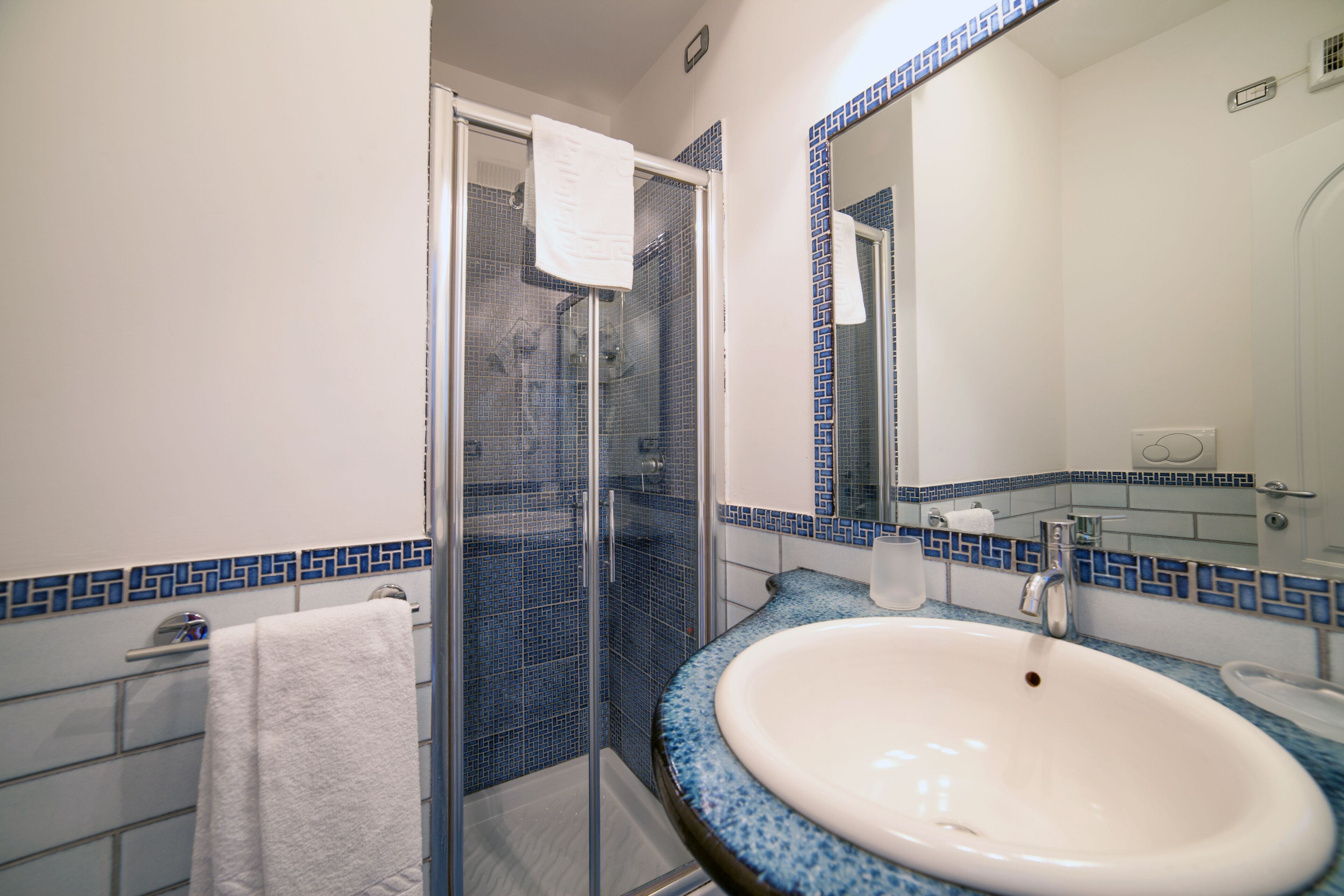 superior room, 1 queen bed, balcony, sea view | room amenity