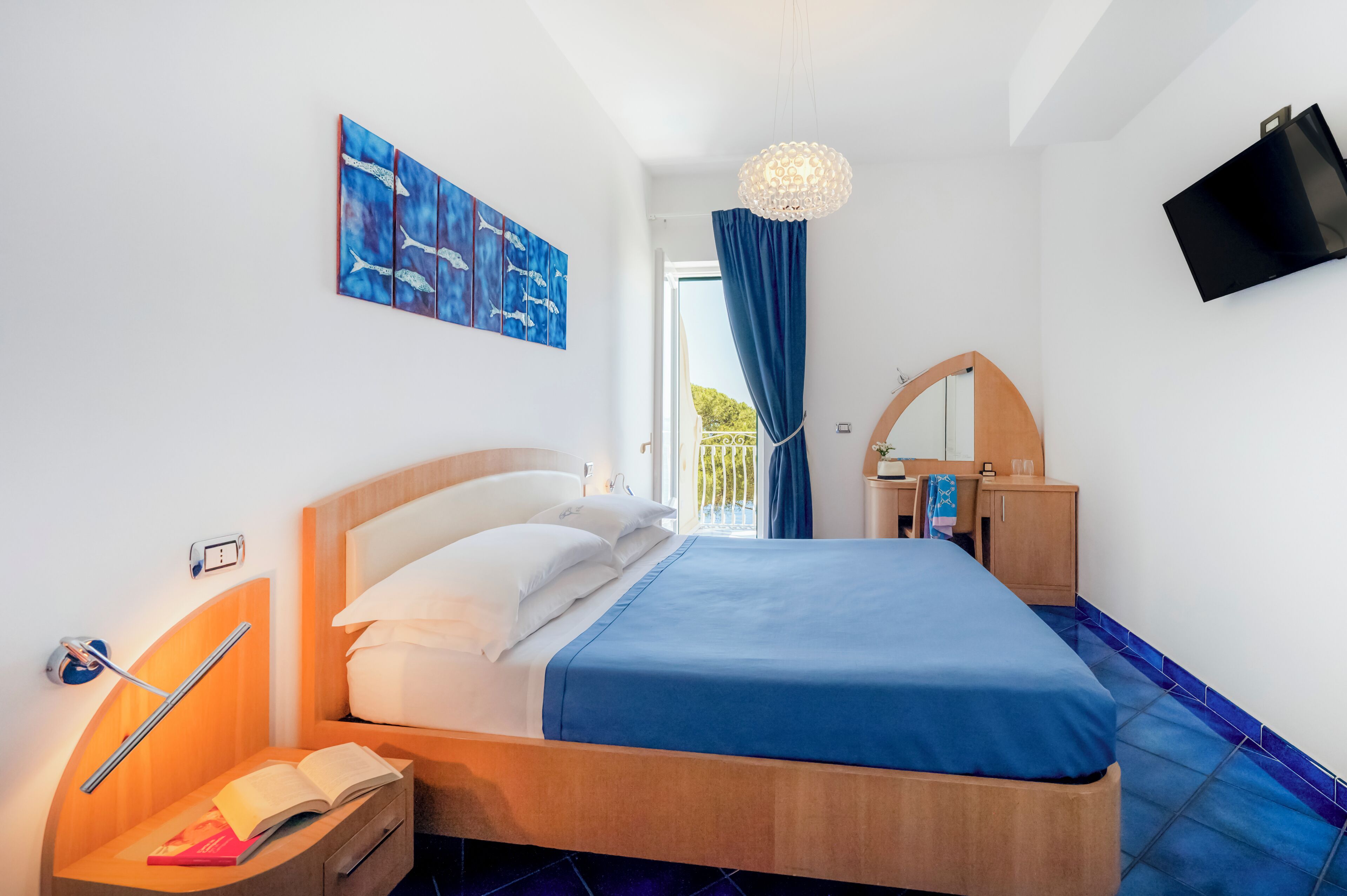 Superior kamer, 1 queensize bed, balkon, uitzicht op zee | Luxe beddengoed, een minibar, een kluis op de kamer, een bureau