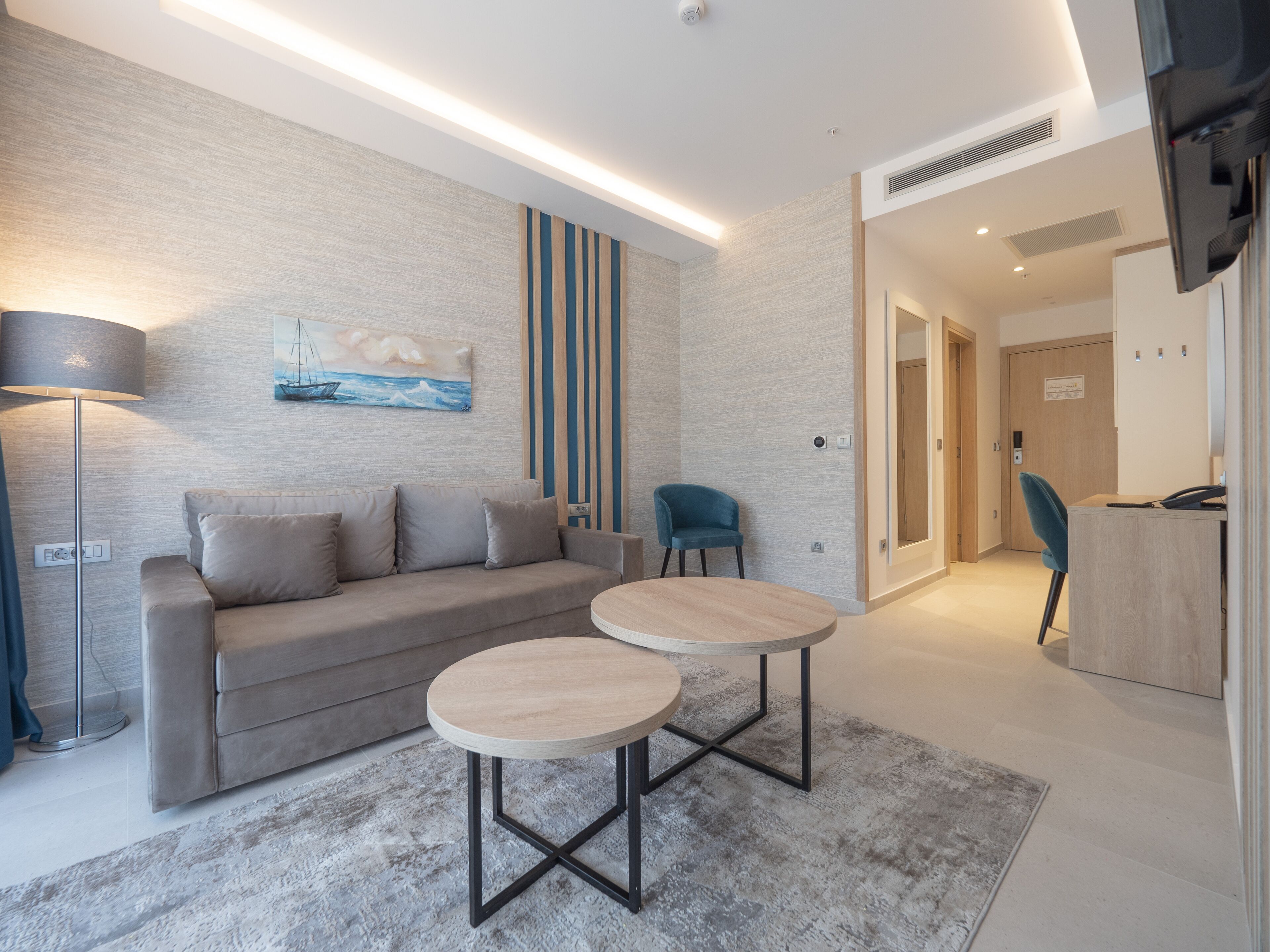 suite | living area | 40-inch lcd tv with cable channels, tv