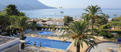 Piscine couverte, 2 piscines extérieures, parasols de plage