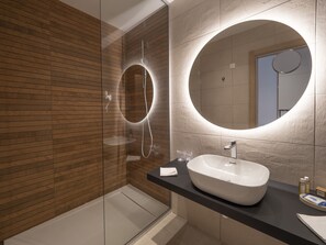 Suite | Bathroom | Shower, free toiletries, hair dryer, bathrobes - Hotel Montenegro Beach Resort (Becici)