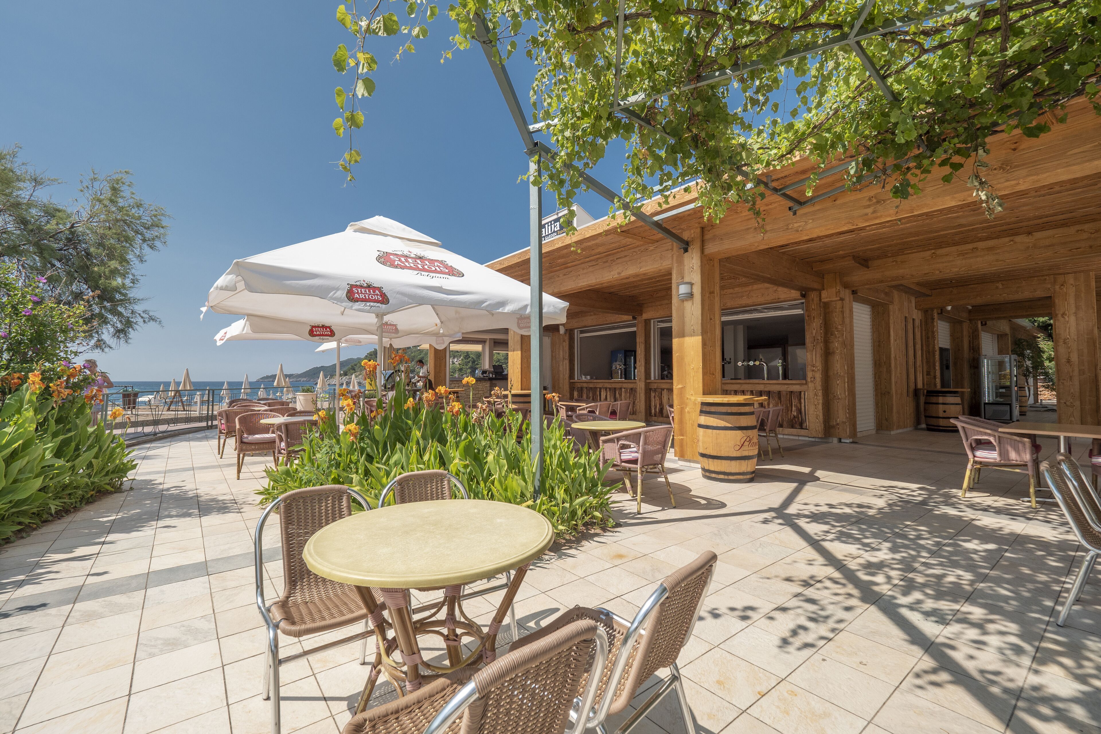 2 restaurants, breakfast served