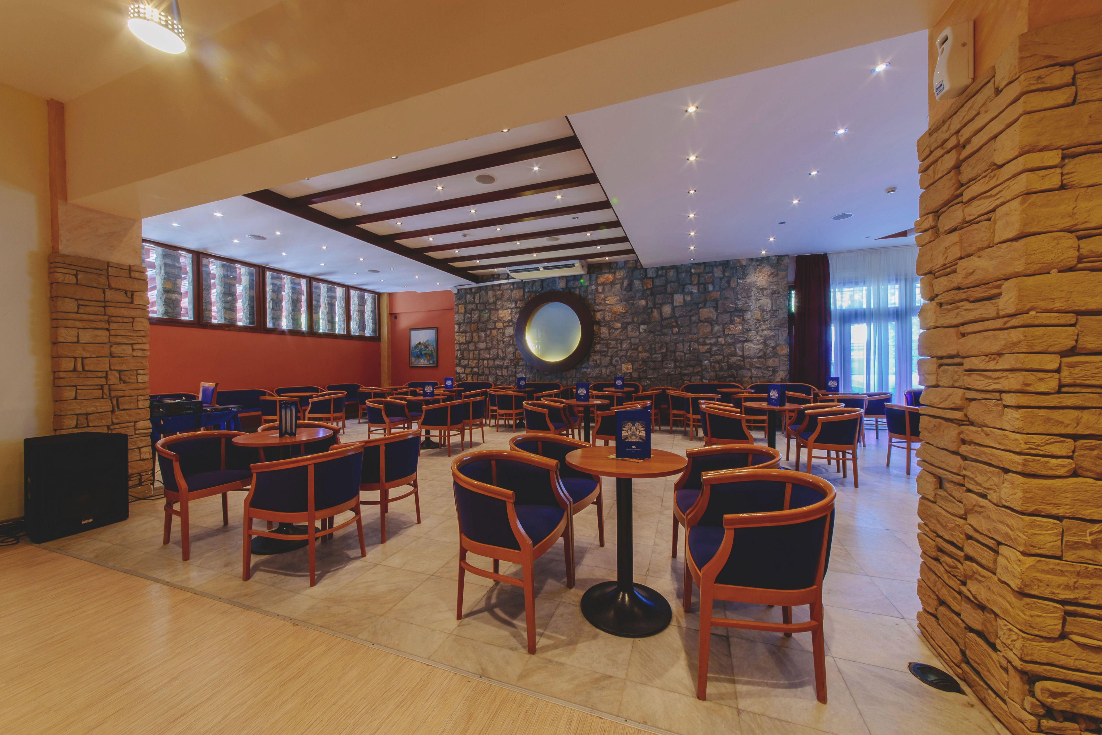 4 bars/lounges, poolside bar