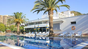 Piscina coperta, 2 piscine all'aperto, ombrelloni da piscina, lettini