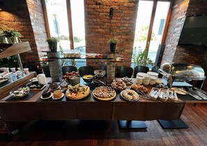Daily buffet breakfast (PLN 60 per person)