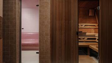 Una sauna in legno con panche e parete rivestita di piastrelle.
