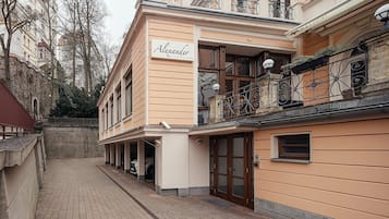 Parking sans voiturier (500 CZK par nuit)