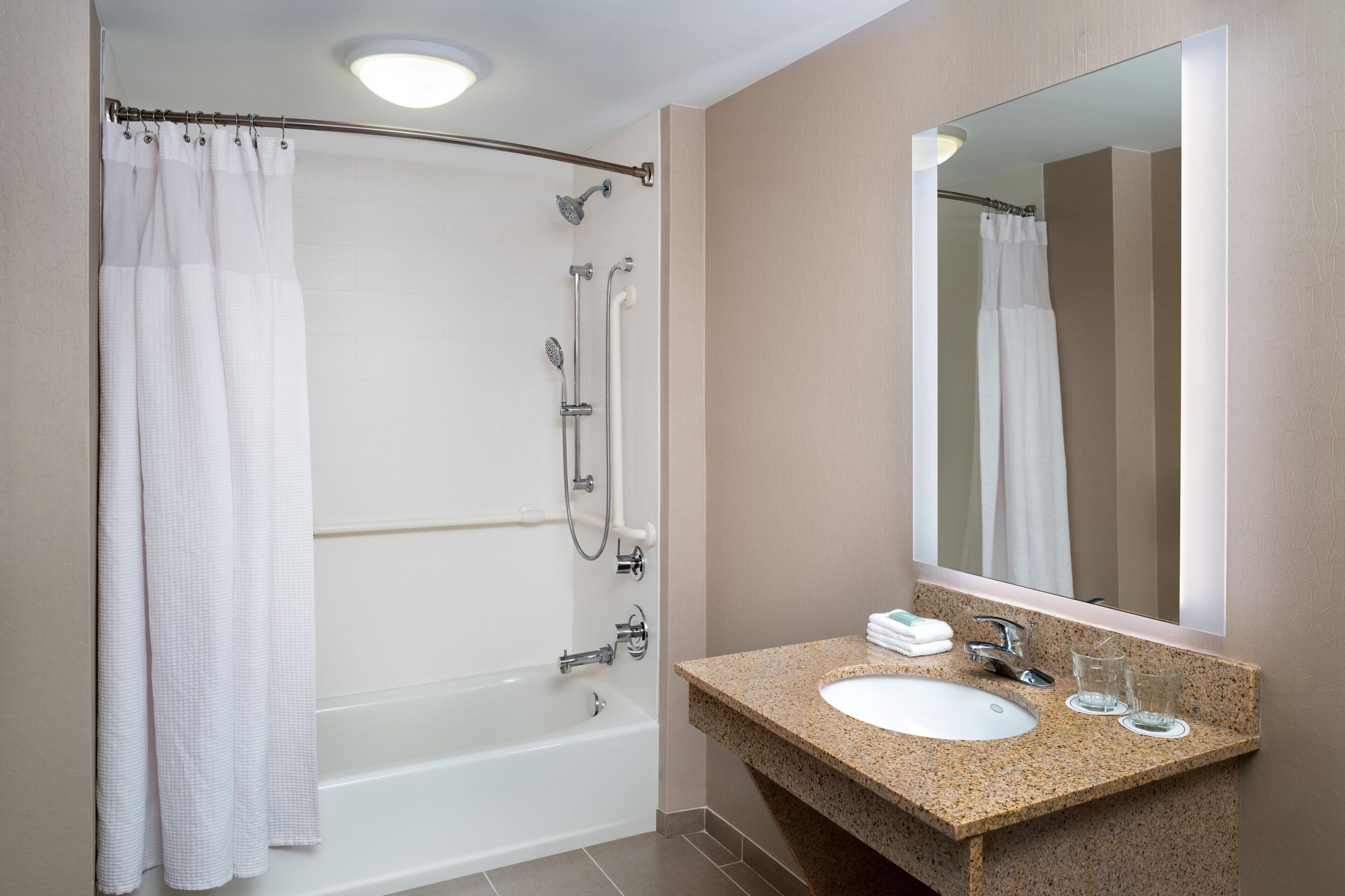 Une salle de bain avec une baignoire, une douche et un lavabo.
