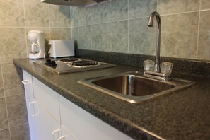 Desk, soundproofing, free WiFi, bed sheets - Tides Motor Inn at Stehli Beach (Locust Valley)