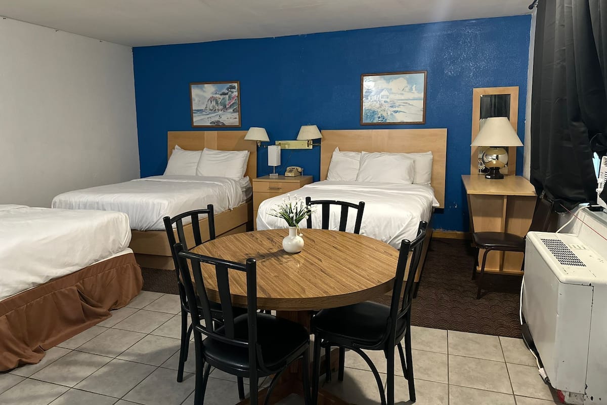 Family Room | Desk, soundproofing, free WiFi, bed sheets