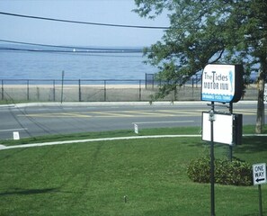 Seasonal outdoor pool, open 9:30 AM to 6:30 PM, pool loungers - Tides Motor Inn at Stehli Beach (Locust Valley)