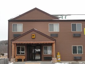 Front of property - Booneslick Lodge Jane (Pineville)