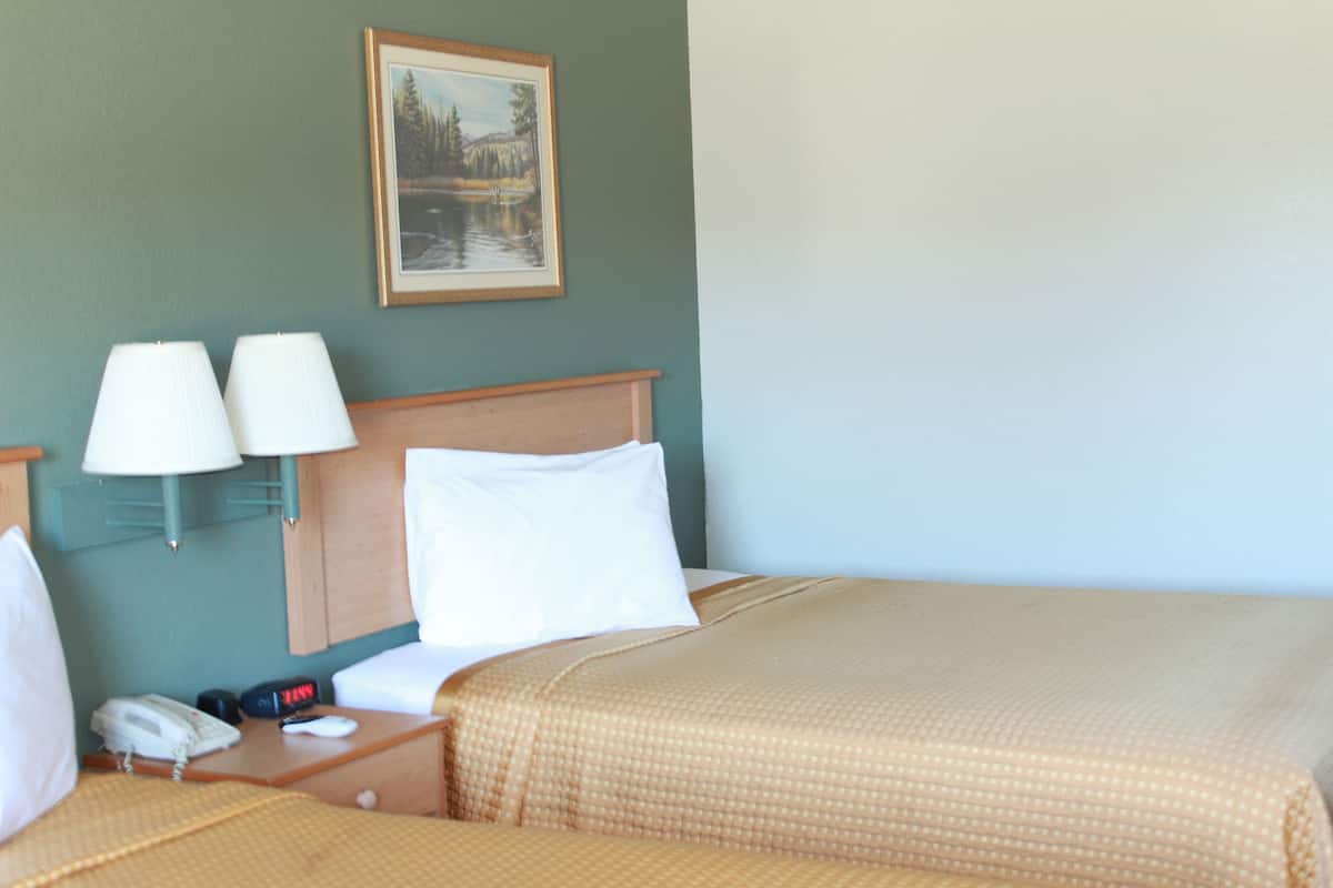 Deluxe-rum - 2 queensize-sängar | Sängtillbehör av högsta kvalitet och värdeförvaringsskåp på rummet