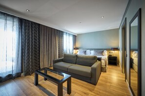 Minibar, Zimmersafe, Schreibtisch, laptopgeeigneter Arbeitsplatz