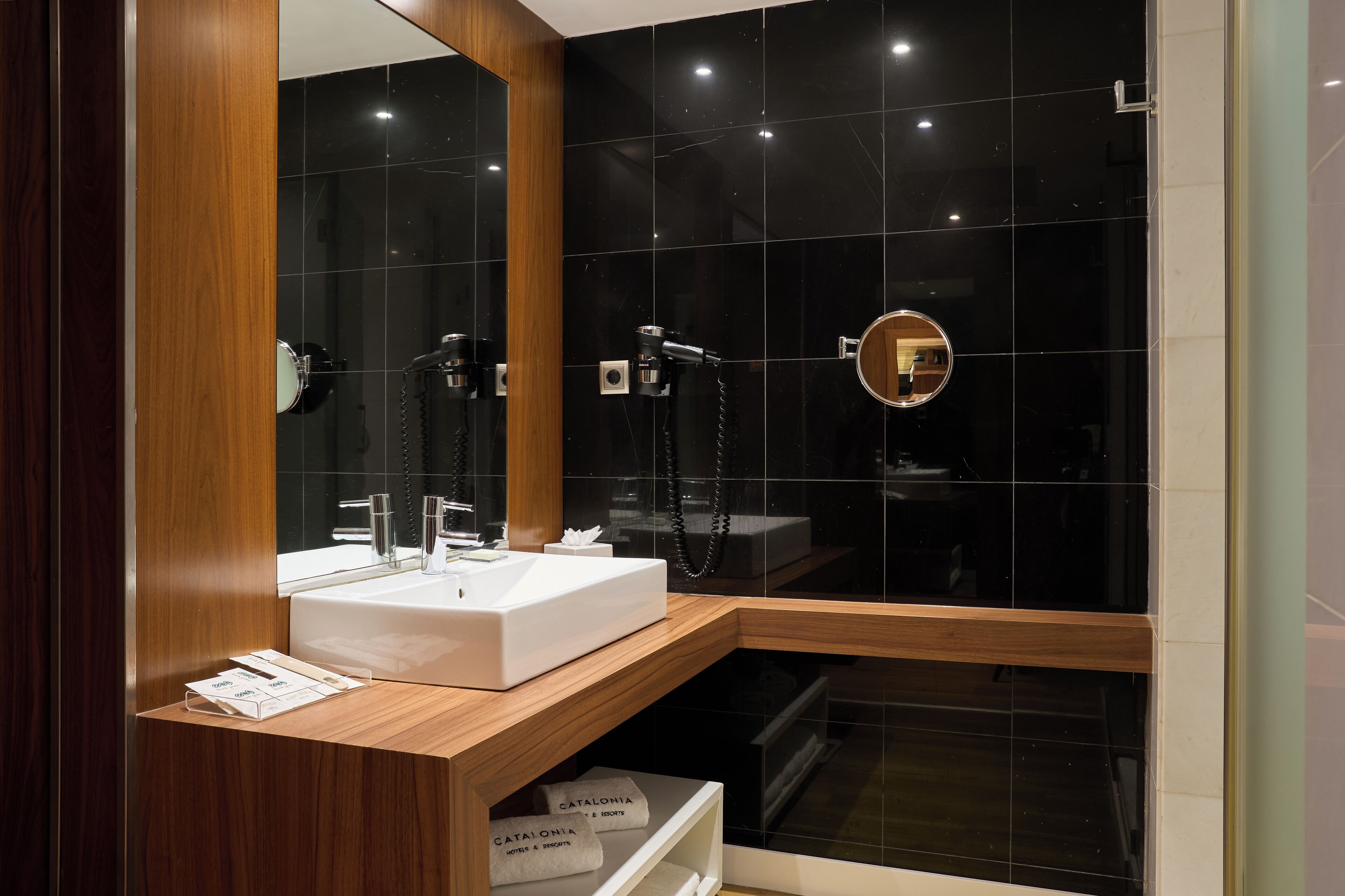 eco-friendly toiletries, towels