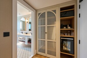 Minibar, caja de seguridad en la habitación y escritorio 
