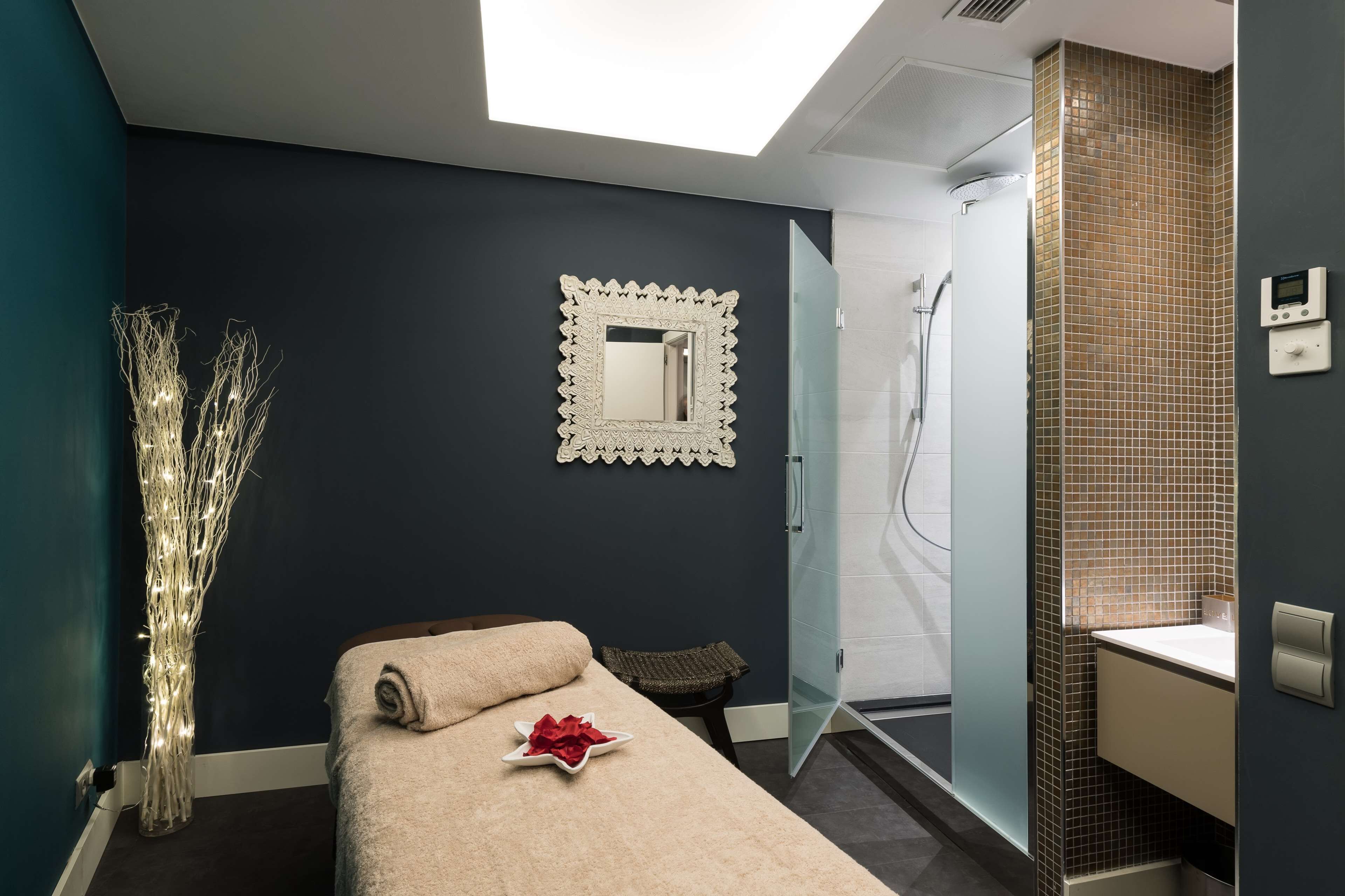 2 treatment rooms, massages