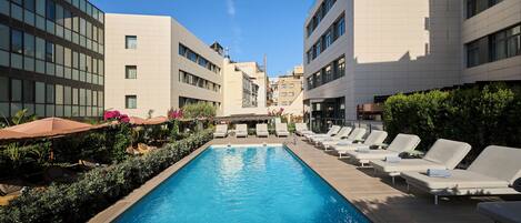 Una piscina al aire libre