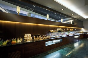 Desayuno buffet diario (EUR 25 por persona)