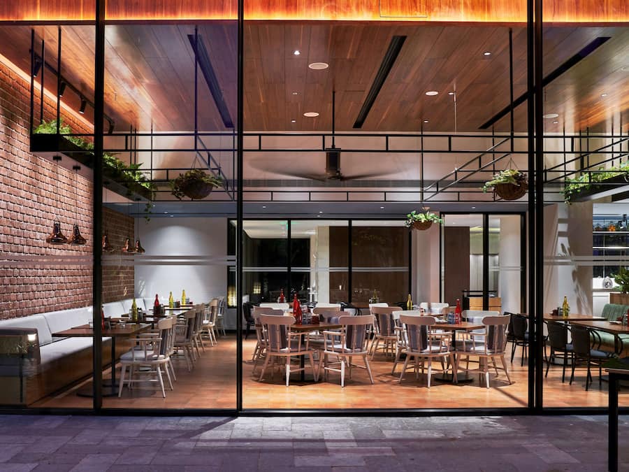 Sarapan, makan tengah hari, makan malam dihidangkan; tepi kolam