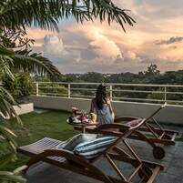 高档床上用品、迷你吧、客房内保险箱、办公桌