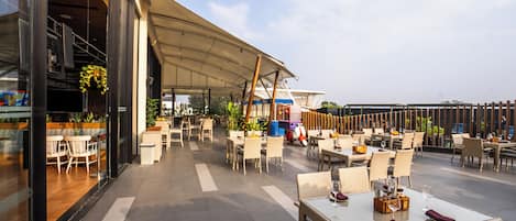 FrĂŒhstĂŒck, Mittagessen, Abendessen, Blick auf den Pool